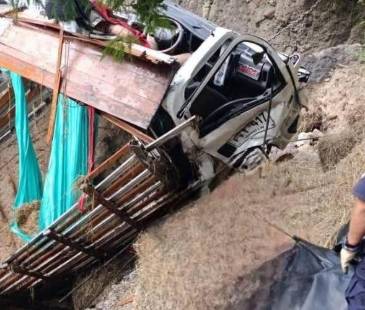 Camión se fue por un abismo y terminó en el río Cauca. FOTO: REDES SOCIALES