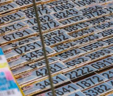 Miles de billetes de lotería se comercializan a diario en las calles de Medallo. FOTO: CAMILO SUÁREZ