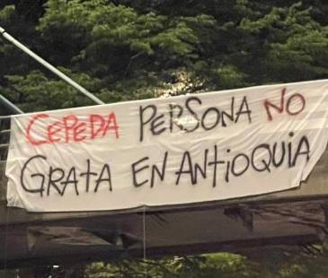 Algunos puentes de la ciudad amanecieron con pancartas con mensajes en contra del candidato presidencial Iván Cepeda. FOTO: DENUNCIAS ANTIOQUIA