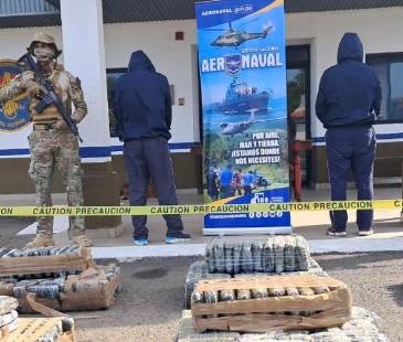 Dos colombianos capturados en la incautación de casi dos toneladas de droga en Panamá. FOTO: @AERONAVALPANAMA