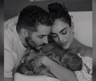 Días después de hablar de las complicaciones de su embarazo, la actriz paisa dio a luz en México junto a su esposo y su mamá. FOTO: INSTAGRAM @SARACORRALES