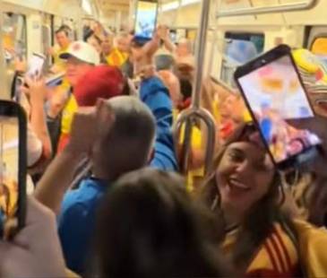 Con las palmas y a coro, un grupo de colombianos celebró durante su desplazamiento en el metro de México. FOTO: CAPTURA DE VIDEO YOUTUBE VALLENATOS Y MÁS NÁ