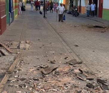 Así quedó una de las calles en Jardín, Suroeste antioqueño, tras el sismo de magnitud 7,4. FOTO: TOMADA DE @SOYDEITUANGO