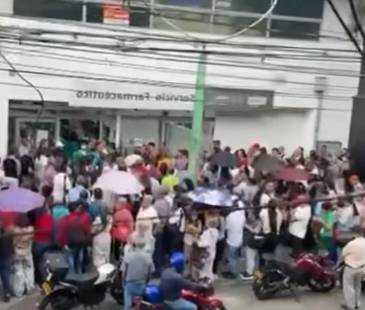 Largas filas en punto de entrega de medicamentos en Bello. FOTO: CREO EN BELLO