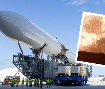 El New Glenn (al fondo) explotó durante un hotfire, es decir, una prueba de encendido sobre su base. FOTOS: INSTAGRAM @BLUEORIGIN Y CAPTURA DE VIDEO YOUTUBE SPACE.COM