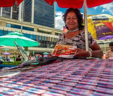 Venta de loterías en el centro de Medellín. FOTO: CAMILO SUÁREZ