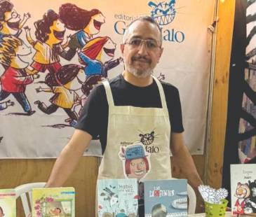 Las imágenes son las protagonistas en los libros que produce Enrique Lara en la Editorial Gato Malo. Tiene varios propios, pero también de otros autores. FOTOS: JAIDER ESCOBAR BUITRAGO