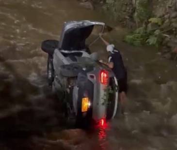 La comunidad intentó ayudar a la conductora, quien no sufrió heridas de gravedad. FOTO: EL ITAGUISEÑO