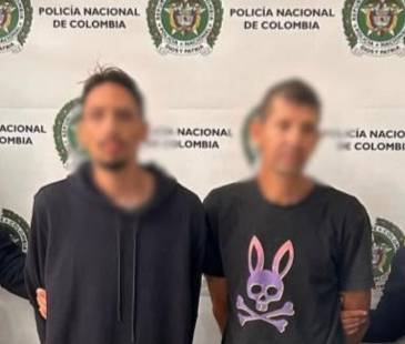 Los dos sujetos tras ser capturados por la Policía. FOTO: CORTESÍA ALCALDÍA DE BELLO