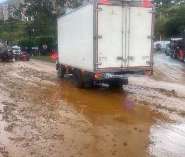 Vías del municipio de Bello estuvieron encharcadas y llenas de lodo esta tarde. FOTO: ALCALDÍA DE BELLO