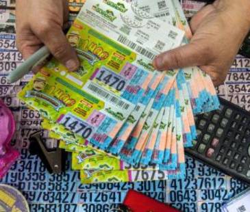 Venta de loterías y chances en el centro de Medellín. FOTO: ARCHIVO – CAMILO SUÁREZ