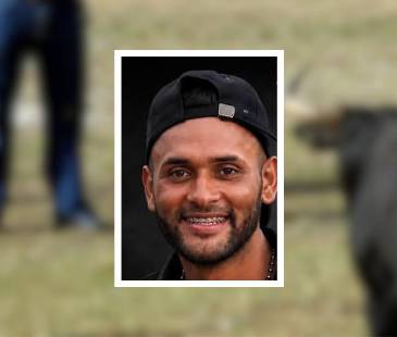 Él era Jhon Jairo Calle, víctima mortal de las corralejas de Caucasia 2026. FOTO: ARCHIVO JAIME PÉREZ (FONDO) Y TOMADA DE ÚLTIMA HORA SINCELEJO (DETALLE VÍCTIMA)