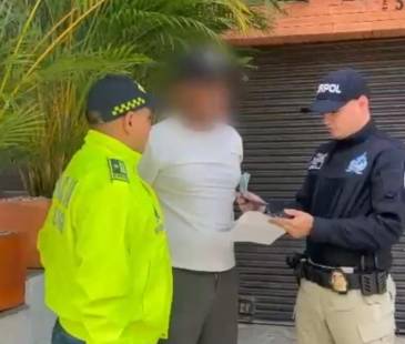 Ismael Abdiel González Pomares cuando fue interceptado por funcionarios de la Policía e Interpol en Laureles para hacer efectiva su retención. FOTO: POLICÍA NACIONAL