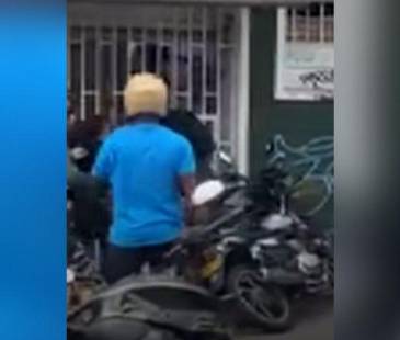 El hombre tuvo que ser trasladado a un centro hospitalario. FOTO: TELEMEDELLÍN