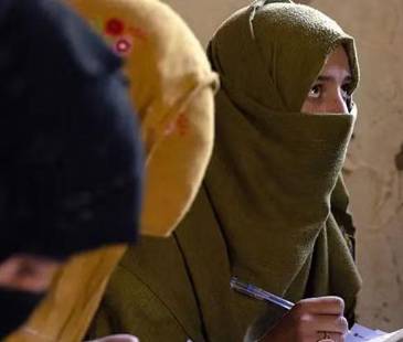 Trabajar sin permiso o estar en casa de sus familias sin autorización del esposo serían comportamientos punibles. FOTO: ONU MUJERES