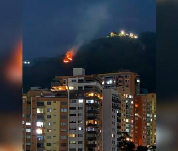 El incendio quedó registrado en fotos y videos capturados por ciudadanos desde varios puntos de la ciudad. FOTO: CHISME FRESCO PAISA