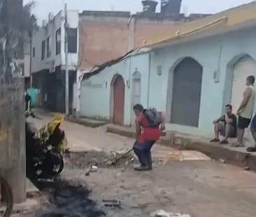 Ciudadanos limpiando las calles después de los bloqueos y la quema de llantas. FOTO: CAPTURA DE VIDEO