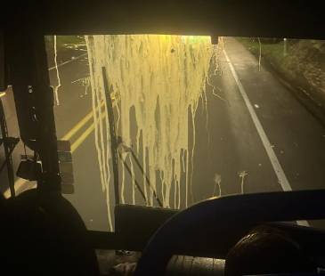 Así se veía el panorámico frontal del bus donde viajaba Junior en su llegada a Medellín. FOTO: TOMADA DE DEPORTES EL HERALDO