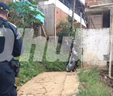 Uniformados de la Policía Metropolitana adelantan las investigaciones para esclarecer lo sucedido en el barrio. FOTO: GUILLERMO OSPINA MUÑOZ