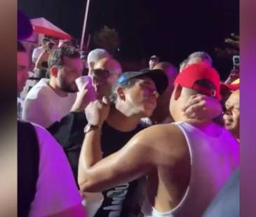 Un abrazo y un par de besos en la mejilla bastaron para que los chistes aparecieran en redes sociales. FOTO: CAPTURA DE VIDEO FACEBOOK SOLEDAD 24 HORAS