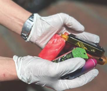 Esta medida busca mostrarles a los jóvenes y adolescentes sobre las graves afecciones que puede generar en la salud, el uso de estos dispositivos electrónicos FOTO: CORTESÍA