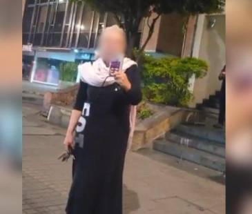 La mujer se habría molestado al ser llamada por su nombre de pila. FOTO: CAPTURA DE VIDEO @QHUBOMEDELLIN