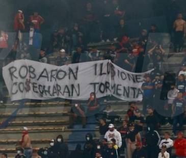 Con arengas y pancartas, la afición le mostró al continente su descontento. FOTO: MANUEL SALDARRIAGA