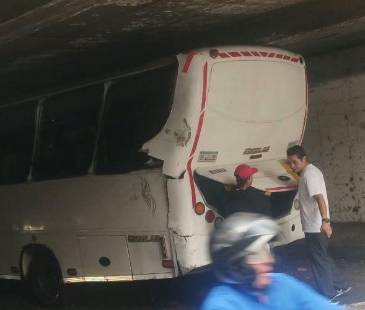 El accidente requirió una grúa planchón para realizar las labores de retiro. FOTO: DENUNCIAS ANTIOQUIA