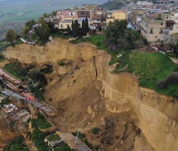 Ciclón Harry dejó a un pueblo de Italia al borde de un precipicio. FOTO: @MONDOTERREMOTI