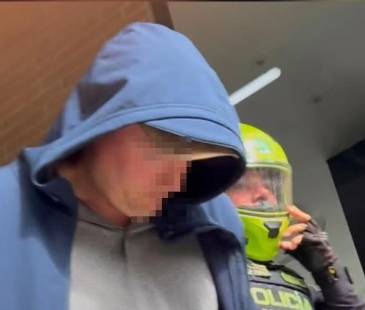 El hombre fue custodiado por uniformados para evitar que la comunidad lo linchara. FOTO: CAPTURA DE PANTALLA INSTAGRAM @camirojas_g