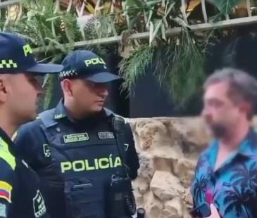 Momento en que uniformados del Grupo de Protección a la Infancia y Adolescencia de la Policía Metropolitana capturaron al estadounidense. <b><span class="mln_small-caps_mln">/FOTO: POLICÍA METROPOLITANA</span></b>