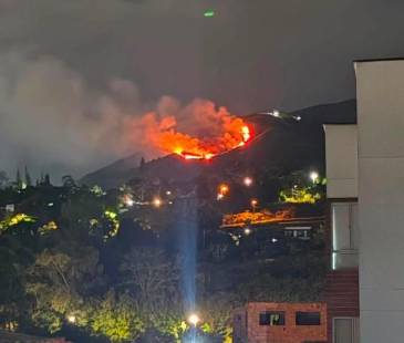 Así se veía el incendio de la noche del sábado, 11 de julio, desde la parte baja del municipio. FOTO: CORTESÍA