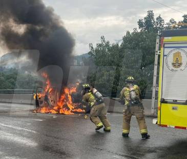 Los Bomberos de Medellín atendieron la emergencia. FOTO: CORTESÍA