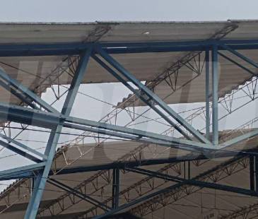 La lluvia ocasionó el desprendimiento de una parte del techo del colegio Santa María Goretti. FOTO: CRISTIAN VÁSQUEZ