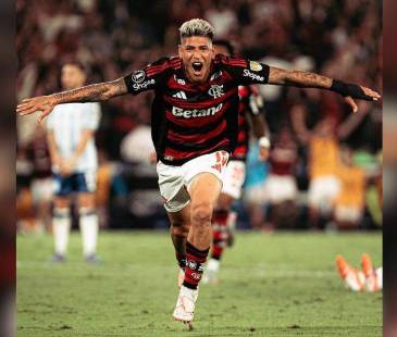 Jorge Carrascal se convirtió en el sexto futbolista colombiano en quedar campeón de Copa Libertadores con un equipo brasilero. FOTO: X @PSierraR