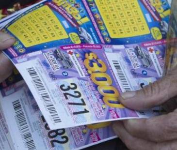 Revise su billete o recibo, pudo ser el ganador de alguna de las loterías que jugaron ayer. FOTO: DONALDO ZULUAGA