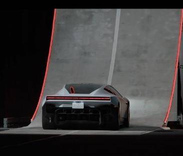 Captura de pantalla del video en el que el Tesla Roadster asciende la rampa para volar. FOTO: X DE TESLA