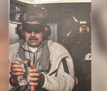 Maduro a bordo del USS Iwo Jima, en camino a Nueva York para enfrentar cargos. FOTO: X @WhiteHouse