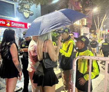 Operativo sorpresa en el Parque Lleras. FOTO: ALCALDÍA DE MEDELLÍN 