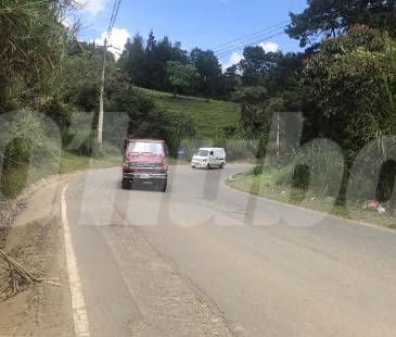 En esta vía hallaron un costal con un cadáver en su interior. FOTO: LAURA ROSA JIMÉNEZ VALENCIA