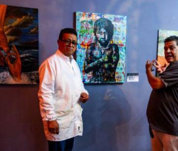 El maestro Bernardo Echavarría Berrío (izq.) dialoga con el artista Julio César Herrera (der.), en frente de la obra de este último. FOTO: JAIDER ESCOBAR