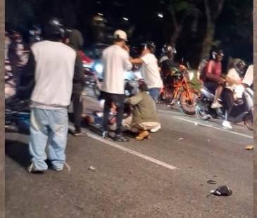 Otros motociclista se detuvieron a socorrer a los accidentados. FOTO: CORTESÍA
