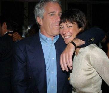 Con ayuda de su compañera Ghislaine Maxwell, Epstein reclutaba menores de edad para sus fiestas. FOTO: X @THEEPSTEINFILES