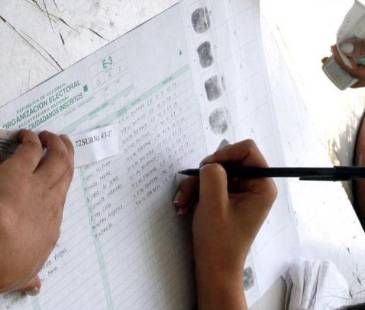 En las sedes de la Registraduría, en algunos puestos de votación e incluso en centros comerciales, hay personas que le ayudan a inscribir su cédula para las elecciones del 2026. FOTO: ARCHIVO - ROBINSON SÁENZ.