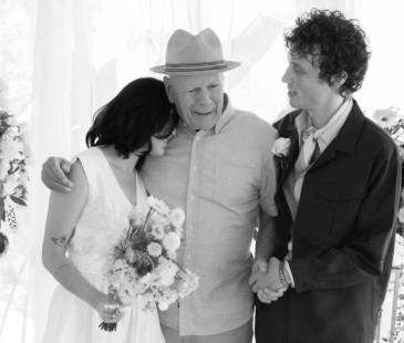 La pareja optó por no seguir la tradición en la que el padre lleva a la hija al altar. FOTO: INSTAGRAM @VOGUEMAGAZINE