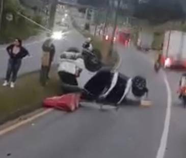 Accidente de tránsito en la autopista Medellín-Bogotá, en jurisdicción de Guarne. FOTO: CORTESÍA