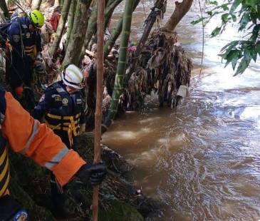 <span class="mln_uppercase_mln">La</span><b><span class="mln_uppercase_mln"> búsqueda se concentra en las orillas del río Medellín en Barbosa. FOTO: CORTESÍA BOMBEROS BARBOSA</span></b>