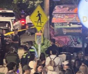 <span class="mln_uppercase_mln">En</span><b><span class="mln_uppercase_mln"> uno de los locales cercanos se estaba celebrando el ‘Burguer Master’, por lo que había una gran cantidad de personas en las afueras. FOTO: CORTESÍA DENUNCIAS ANTIOQUIA </span></b>