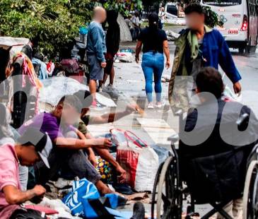 Dar limosna a quienes habitan la calle, dicen las autoridades, fomenta que decidan seguir en estos espacios de ciudad. FOTO: JULIO CÉSAR HERRERA