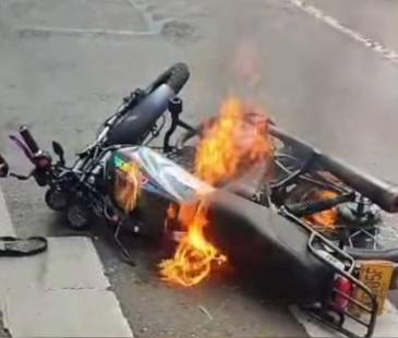 Moto quemada en el Centro de Medellín. FOTO: PRENSA PAISA